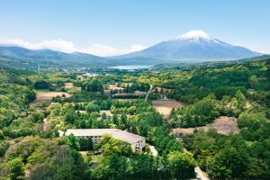 uma vista para uma montanha com um edifício e árvores em Fuji Marriott Hotel Lake Yamanaka em Yamanakako