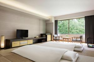 um quarto grande com uma cama grande e uma televisão em Fuji Marriott Hotel Lake Yamanaka em Yamanakako