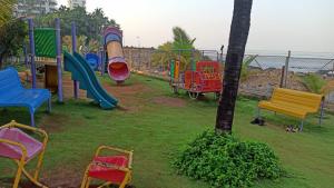 einen Spielplatz mit bunten Stühlen und einem Baum in der Unterkunft SEAVIEW Room Bandra W Bandstand Nr Taj WOMEN ONLY in Mumbai