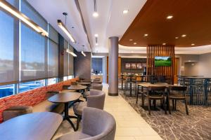 um restaurante com mesas e cadeiras e um bar em SpringHill Suites by Marriott Chattanooga South/Ringgold em Ringgold