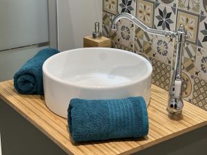 lavabo con bañera y 2 toallas en Résidence du Palais, en Nevers