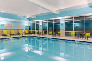 uma piscina com cadeiras e mesas num edifício em SpringHill Suites by Marriott Chattanooga South/Ringgold em Ringgold