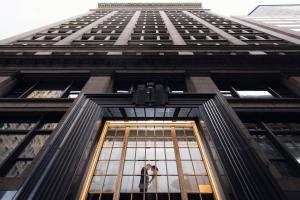 un couple s'embrassant dans la fenêtre d'un bâtiment dans l'établissement Renaissance Cincinnati Downtown Hotel, à Cincinnati