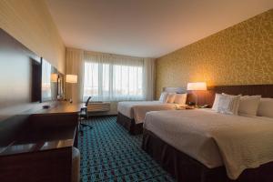 um quarto de hotel com duas camas e uma televisão em Fairfield Inn & Suites by Marriott Regina em Regina