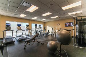 un gimnasio con varias cintas de correr y bicicletas estáticas en Fairfield Inn & Suites by Marriott Regina, en Regina