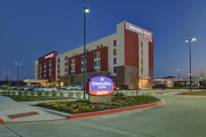 um sinal num parque de estacionamento em frente a um edifício em SpringHill Suites by Marriott Dallas Plano/Frisco em Plano