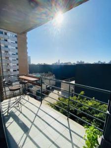 - Balcón con mesa y sillas en un edificio en Hermoso apartamento en Palermo - La Rural en Buenos Aires