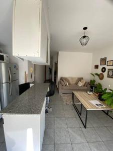 cocina y sala de estar con mesa y sofá en Hermoso apartamento en Palermo - La Rural en Buenos Aires