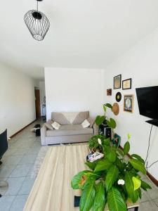 sala de estar con sofá y planta en Hermoso apartamento en Palermo - La Rural en Buenos Aires