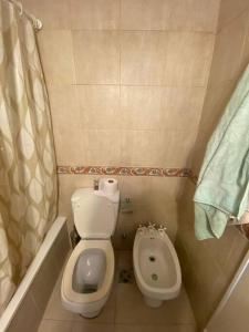 y baño pequeño con aseo y bidet. en Hermoso apartamento en Palermo - La Rural en Buenos Aires