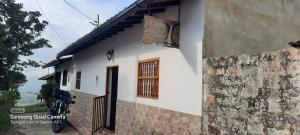 een wit huis met een bord erop bij Hostal posada San jose in San José de Suaita +42 foto's