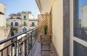 un balcone con sedie e una pianta in vaso. di B&B Civico 8 a Pompei