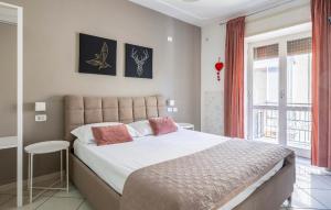 - une chambre avec un grand lit et une fenêtre dans l'établissement B&B Civico 8, à Pompéi