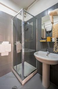 y baño con ducha y lavamanos. en B&B Civico 8, en Pompeya