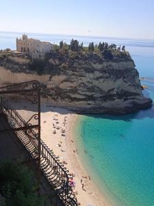 Une plage avec un tas de gens. dans l'établissement Casa vacanze Zaccaro, à Tropea