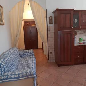 un soggiorno con divano blu e armadio di Casa vacanze Zaccaro a Tropea