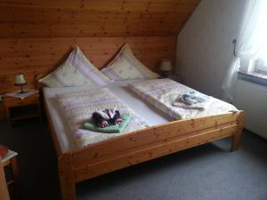 Una cama de madera con dos sombreros y toallas. en Pension Döser Strand, en Cuxhaven
