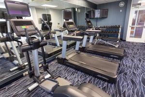 einen Fitnessraum mit Laufbändern und Cardiogeräten in der Unterkunft Fairfield Inn & Suites by Marriott Athens I-65 in Athens