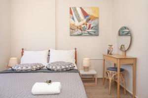 A bed or beds in a room at Studio 71!Charming flat in Chania