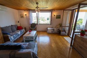 波爾托羅的住宿－Vista del Sal，客厅配有沙发和桌子