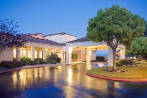 a house with a tree in the middle of a driveway at Courtyard Fremont Silicon Valley in Fremont