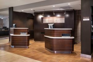 a lobby with two counters and a cash register at Courtyard Fremont Silicon Valley in Fremont