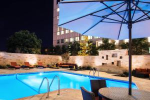 - Piscina con mesa y sombrilla en Fairfield Inn & Suites by Marriott Charlotte Uptown en Charlotte