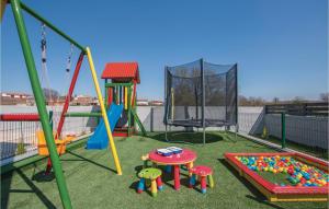 Ο χώρος παιχνιδιού για παιδιά στο Gorgeous Home In Marcana With Sauna