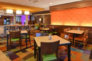 a dining room with tables and chairs in a restaurant at Fairfield Inn & Suites by Marriott Gallup in Gallup