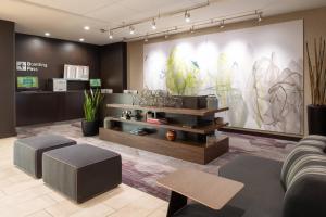 Area lobi atau resepsionis di Courtyard by Marriott Portland Airport