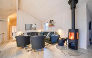 エーベルトフトにあるBeautiful Home In Ebeltoft With 6 Bedrooms, Sauna And Wifiのリビングルーム(ソファ、暖炉付)