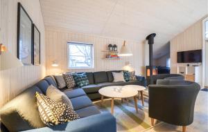 エーベルトフトにあるBeautiful Home In Ebeltoft With 6 Bedrooms, Sauna And Wifiのリビングルーム(青いソファ、テーブル付)