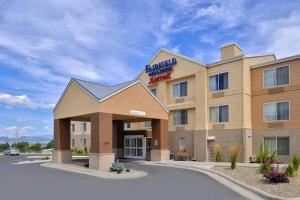 a front view of a hotel at Fairfield Inn & Suites by Marriott Helena in Helena