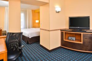 um quarto de hotel com uma televisão e uma cama em Fairfield Inn & Suites by Marriott Helena em Helena