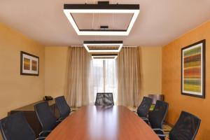 una sala conferenze con un grande tavolo e sedie in legno di Fairfield Inn & Suites by Marriott Helena a Helena