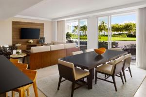 uma sala de jantar e sala de estar com mesa e cadeiras em The Ritz-Carlton Residences, Turks & Caicos em Providenciales