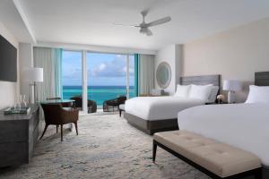 プロビデンシャレスにあるThe Ritz-Carlton Residences, Turks & Caicosのベッド2台が備わる海の景色を望むホテルルームです。