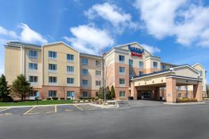 una rappresentazione di un hotel con parcheggio di Fairfield Inn & Suites by Marriott Rockford a Rockford