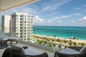 uma vista para a praia a partir da varanda de um hotel em The Ritz-Carlton Residences, Turks & Caicos em Providenciales