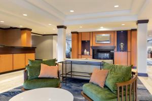 sala de estar con 2 sillas y cocina en Fairfield Inn & Suites by Marriott Rockford en Rockford