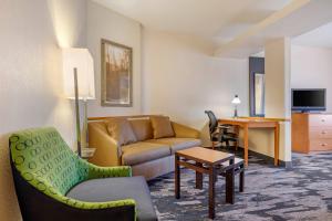 Гостиная зона в Fairfield Inn & Suites by Marriott Rockford