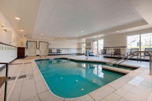 una gran piscina en un gran edificio en Fairfield Inn & Suites by Marriott Rockford en Rockford