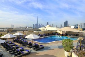 Bazén v ubytování Mövenpick Hotel & Apartments Bur Dubai nebo v jeho okolí