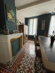 sala de estar con chimenea y mesa de comedor en Maison de Vacances 8 à 15 pers à proximité du Canal du Midi en Sallèles-dʼAude