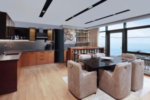 cocina y comedor con mesa y sillas en Residence Inn by Marriott Istanbul Atasehir, en Estambul