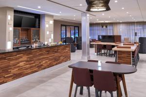 En restaurant eller et andet spisested på Courtyard by Marriott Jackson