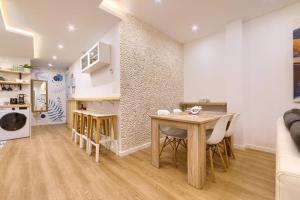 Una cocina y un comedor con mesa y sillas. en Roomscapital, en Bilbao
