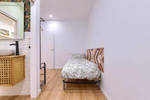 Un dormitorio con una cama y un lavabo en una habitación. en Roomscapital, en Bilbao