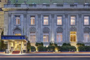 un gran edificio con un cartel delante en The Hotel Saskatchewan, Autograph Collection, en Regina