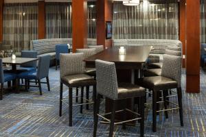 a dining room with tables and chairs in a restaurant at Courtyard by Marriott Waco in Waco